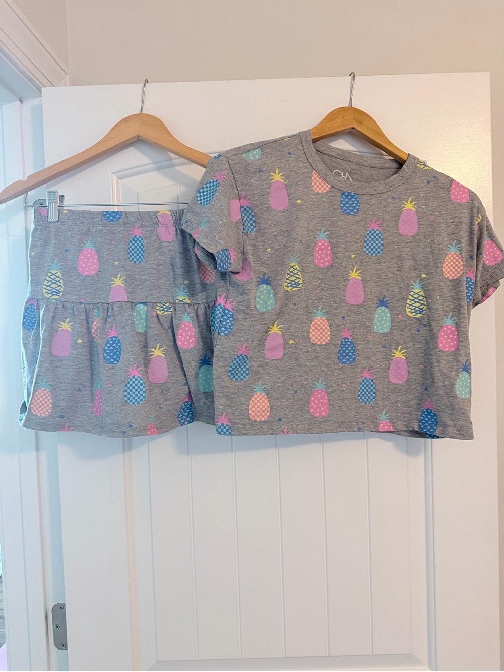 Chaser Girls Size 12 Pineapple Print Top & Skort 2 Piece Set Gray Colorful
